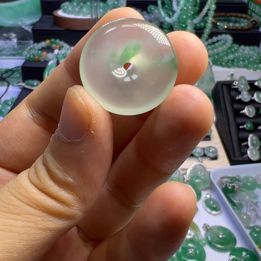 W***。颈饰合金石英质玉（非洲翠）