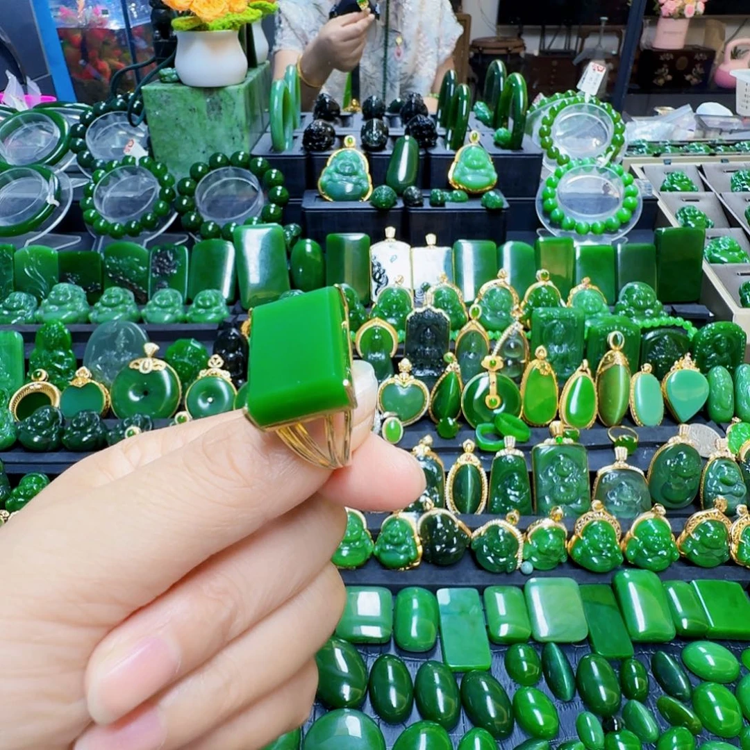 和田玉（碧玉）戒指18K金镶嵌岁***者