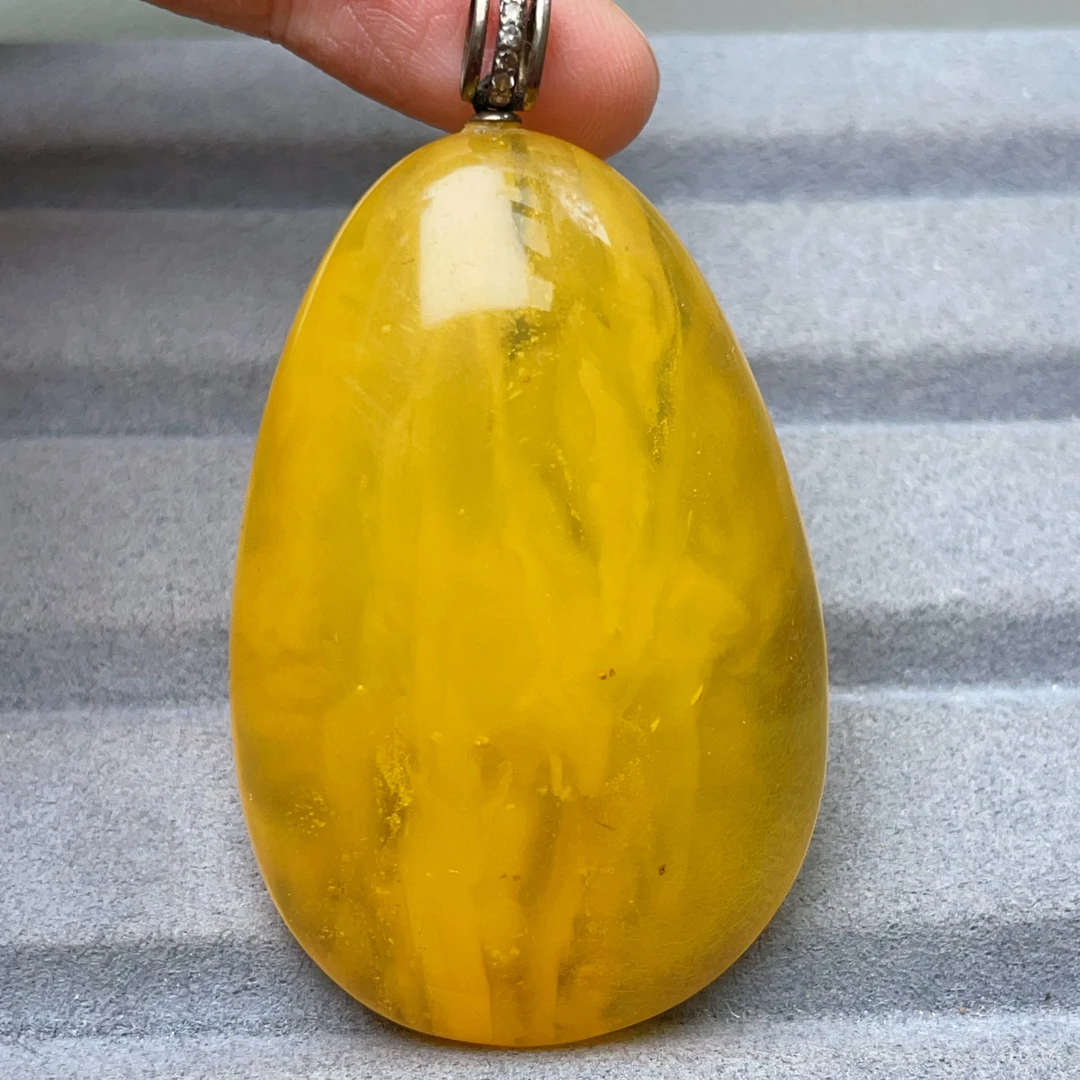 鸡油黄瑕疵蜜蜡水滴吊坠54×36×13（978号）