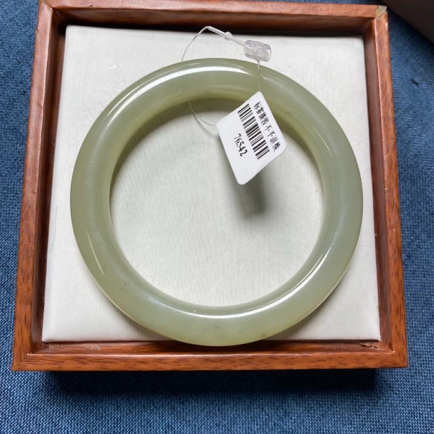 天然和田玉手镯 57