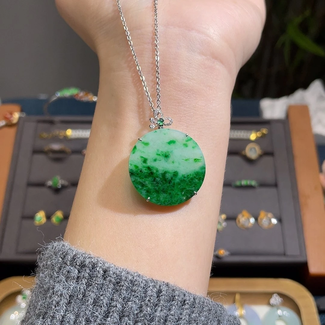 翡翠吊坠(不含链)18K金镶嵌辣阳绿圆牌