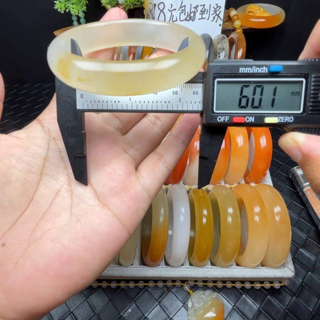 未镶嵌石英质玉（黄龙玉）手镯