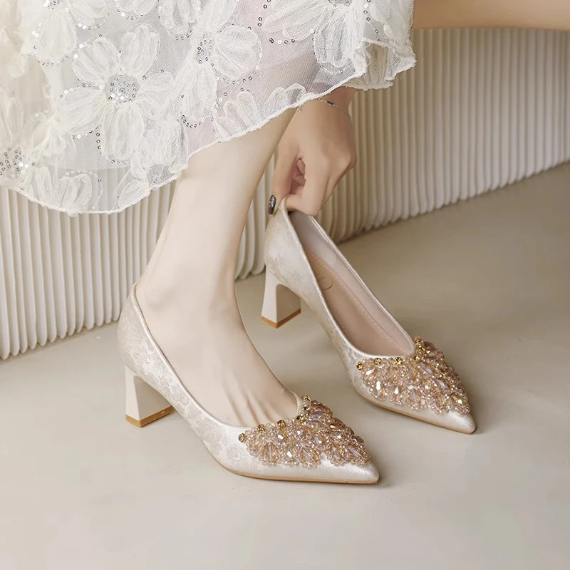 名媛手工串珠粗跟单鞋女2025新款轻奢优雅尖头绒面女鞋百搭高跟鞋