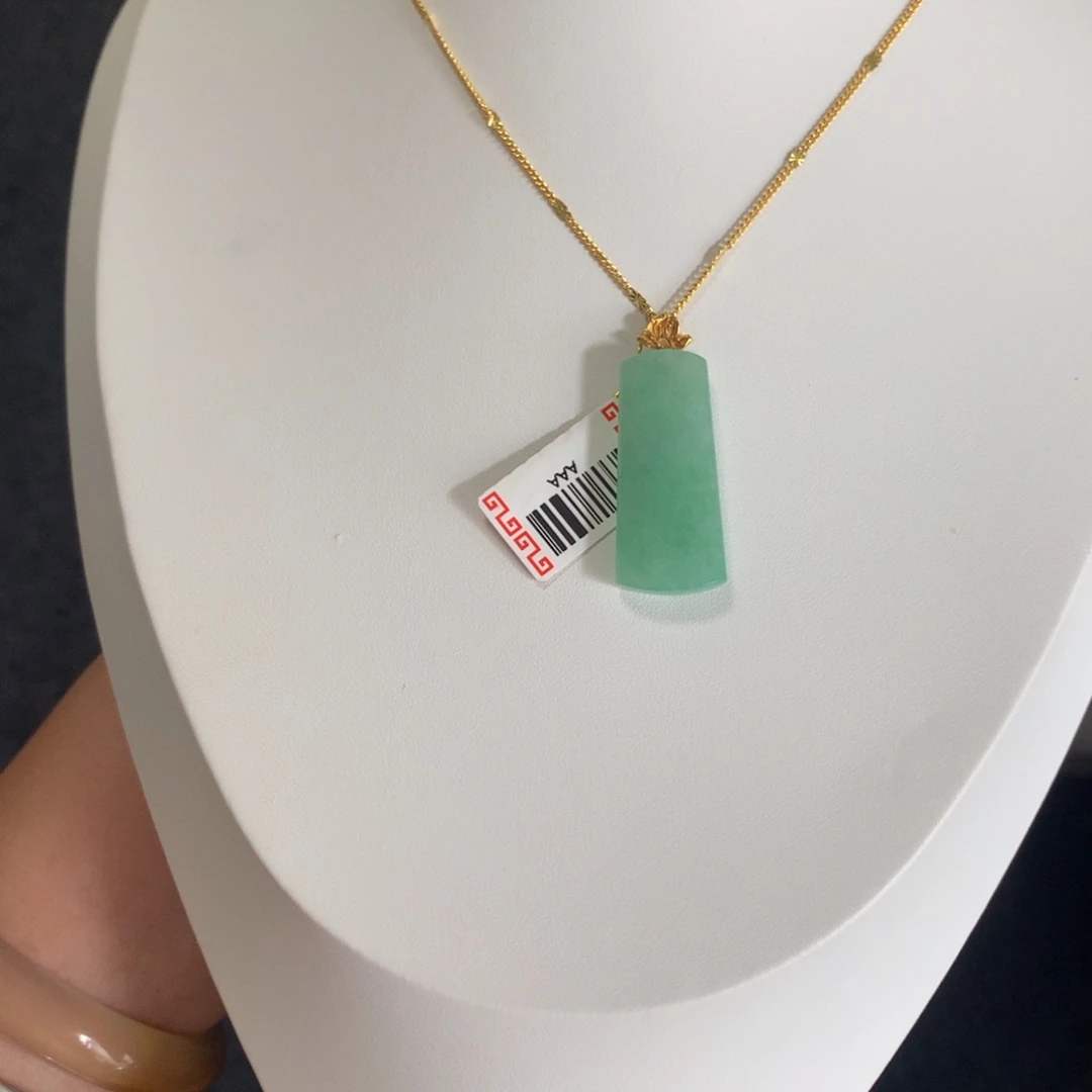 颈饰18K金镶嵌翡翠