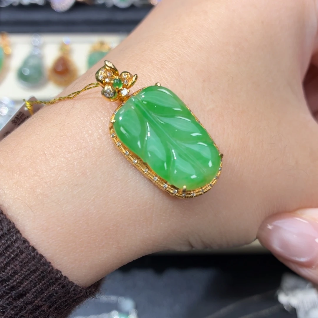 翡翠18K金镶嵌颈饰