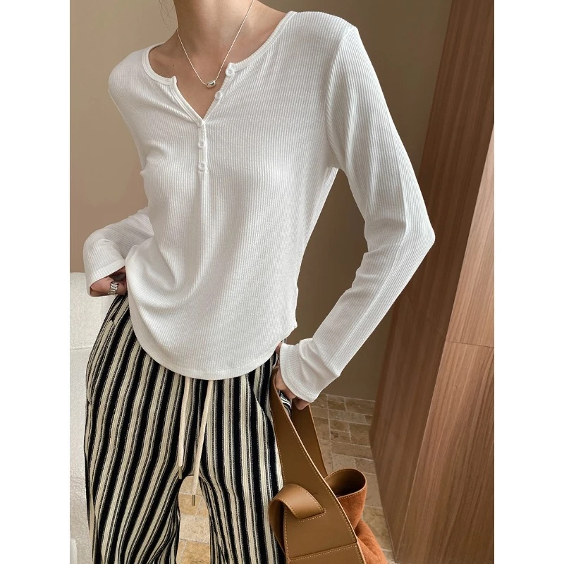 【laura小you】JODIEWANG美式设计感纽扣V领宽松显瘦打底T恤 SN7105