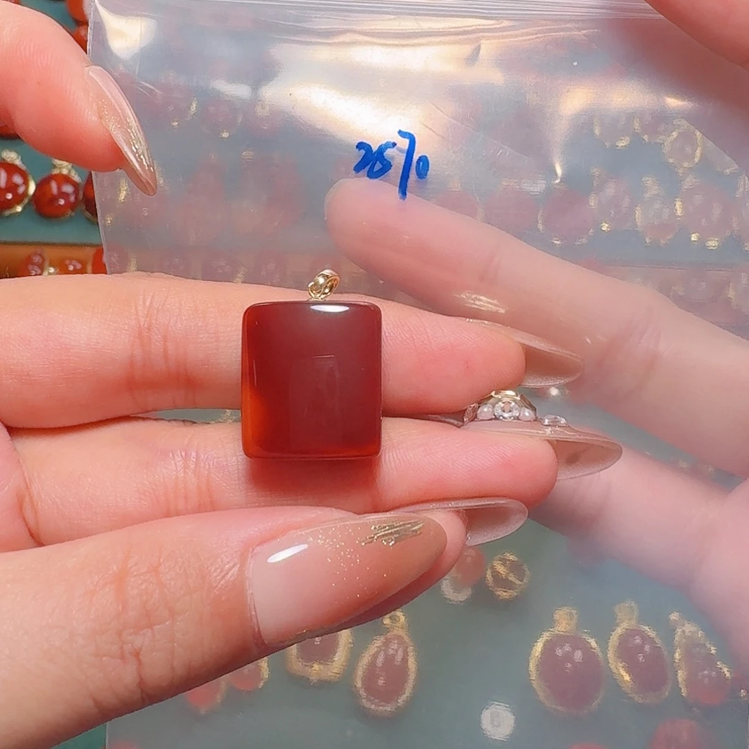南红玛瑙18K金镶嵌吊坠