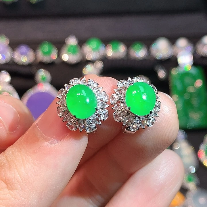 翡翠18K金镶嵌耳饰高冰正阳满绿蛋面耳包