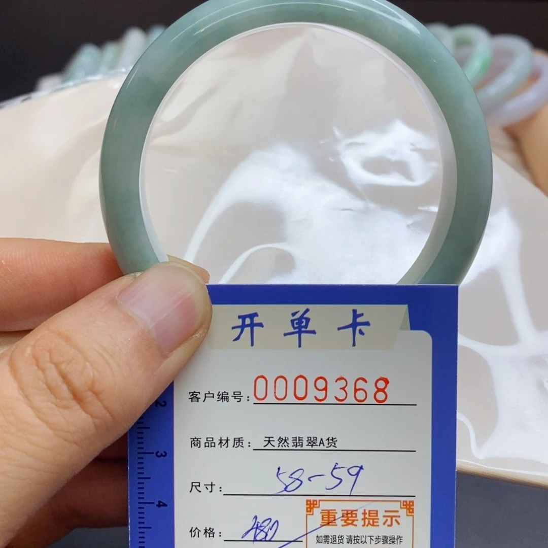 翡翠手镯未镶嵌翡翠