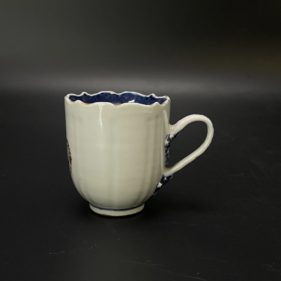 25121652 清乾降微章葵口把杯 高6.4cm