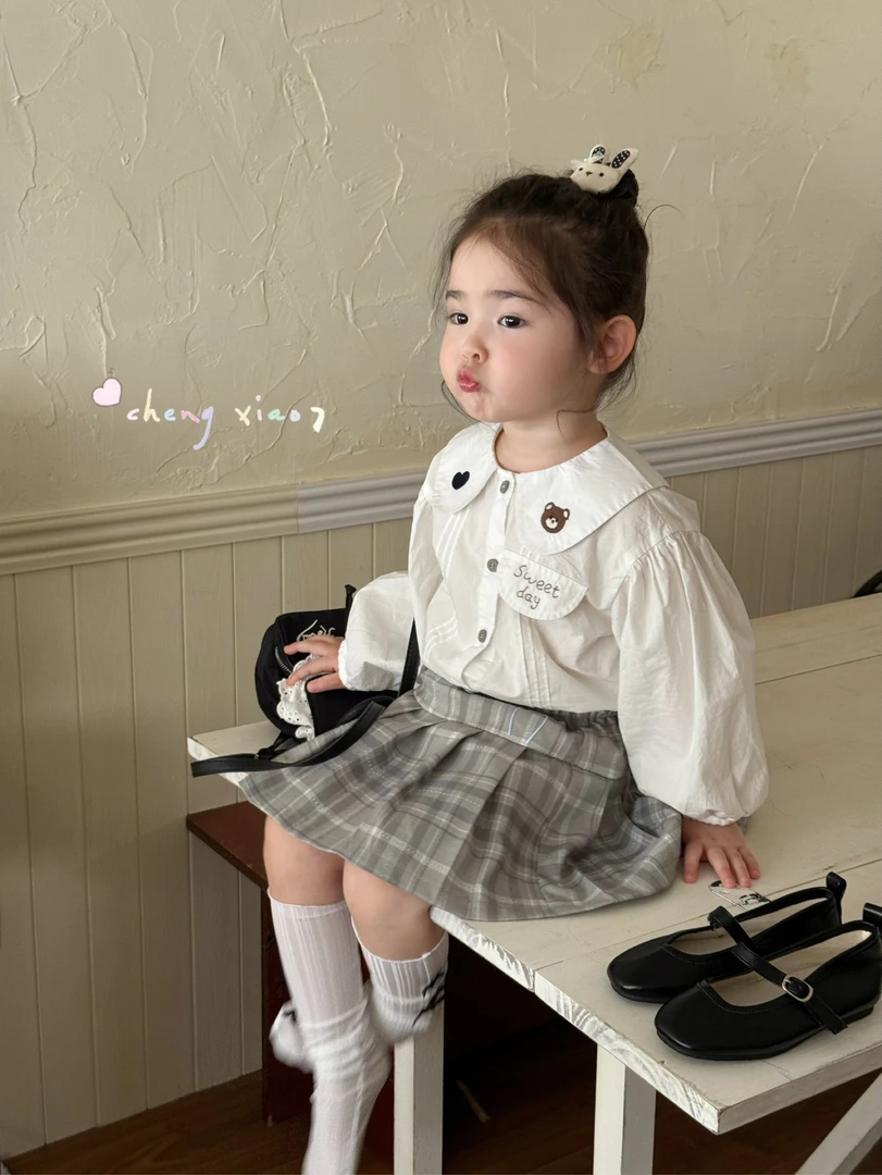 橙小七25春款女童套装小童洋气可爱卡通娃娃领衬衫格子半裙两件套