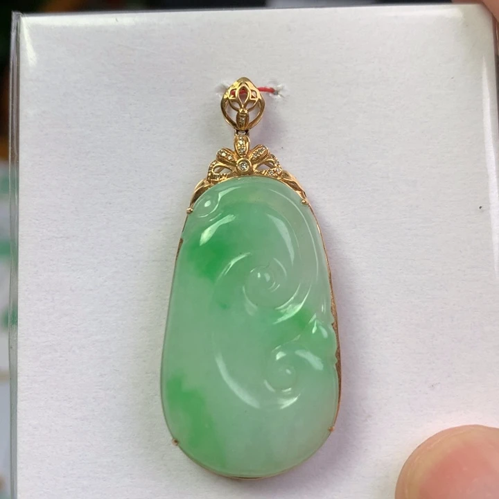 翡翠18K金镶嵌颈饰