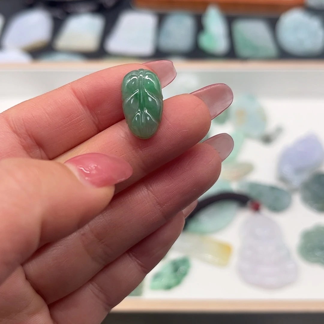 【闪购商品】翡翠颈饰未镶嵌叶子