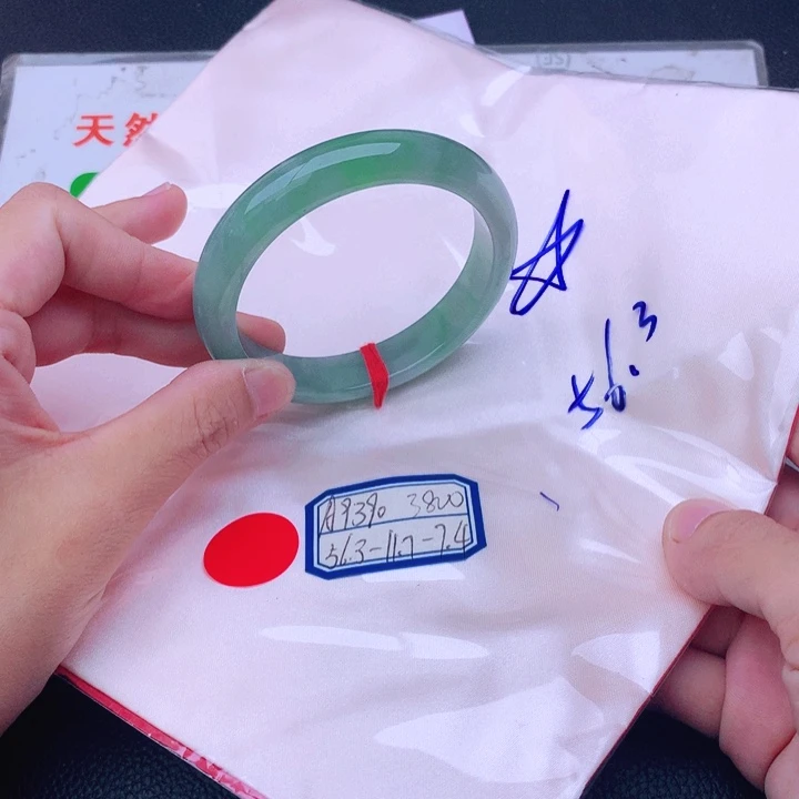 翡翠手镯未镶嵌翡翠