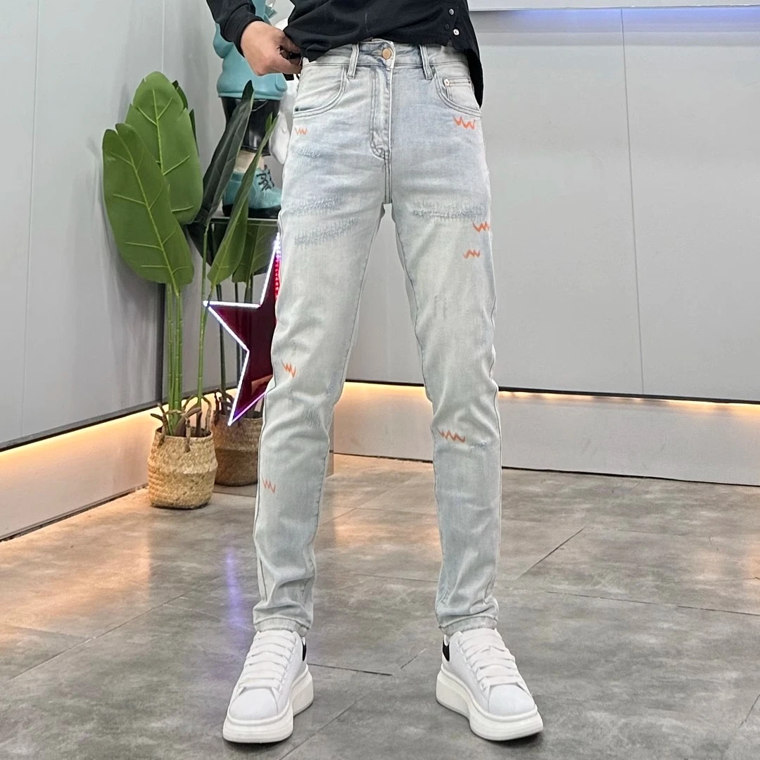 2025年夏季新款潮流潮牌浅蓝色破洞印花修身弹力小脚九分牛仔裤