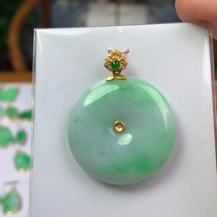颈饰18K金镶嵌翡翠
