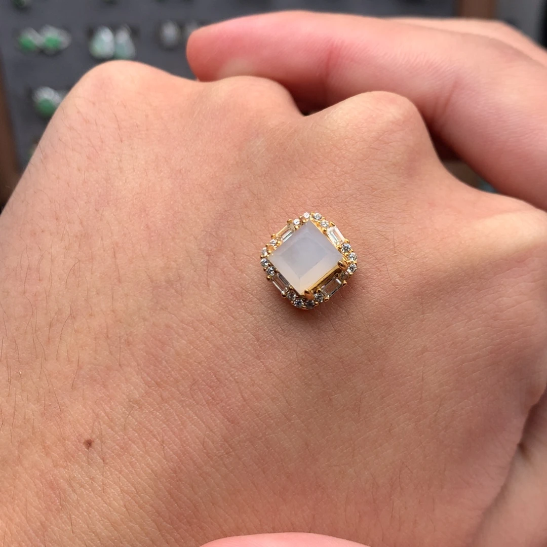 翡翠未镶嵌颈饰你是