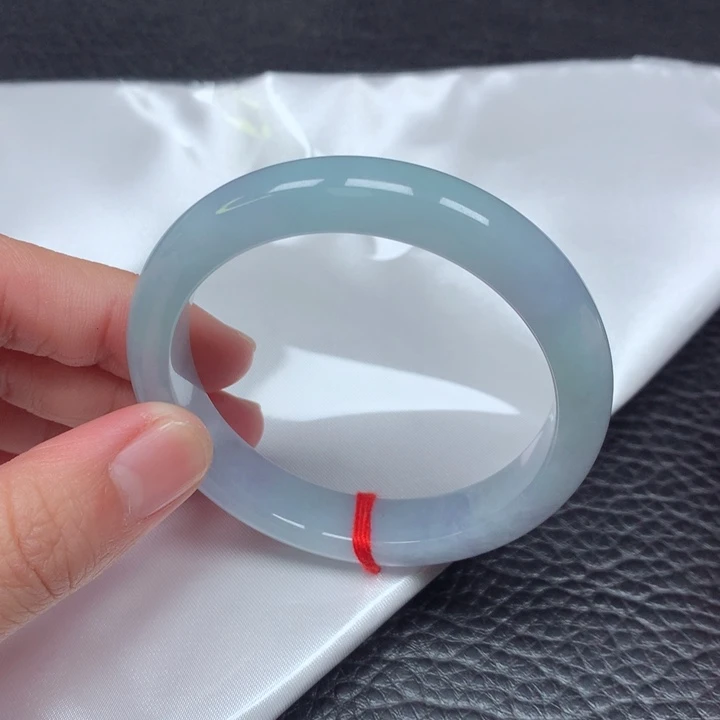 翡翠手镯未镶嵌。