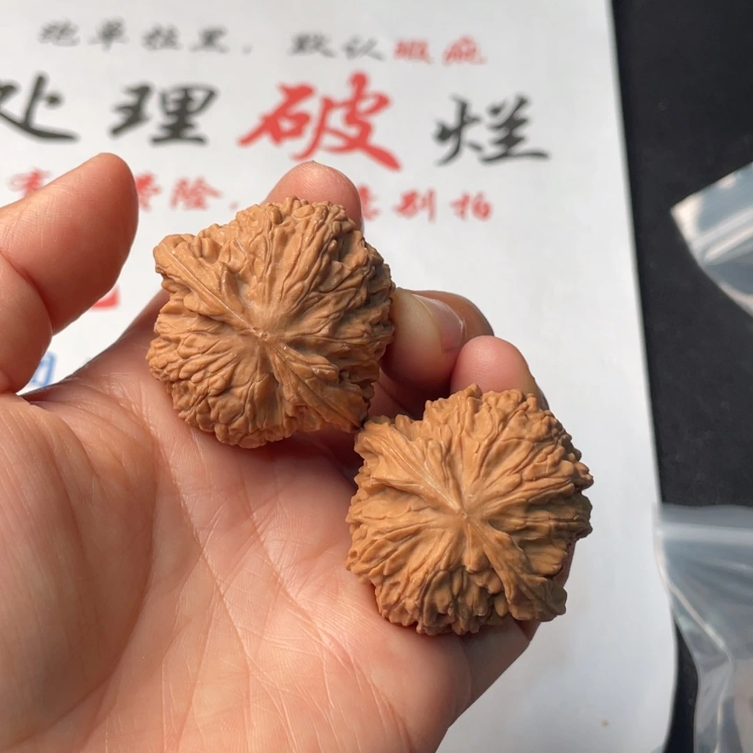 文玩核桃把件731。39麒麟磨有磕碰