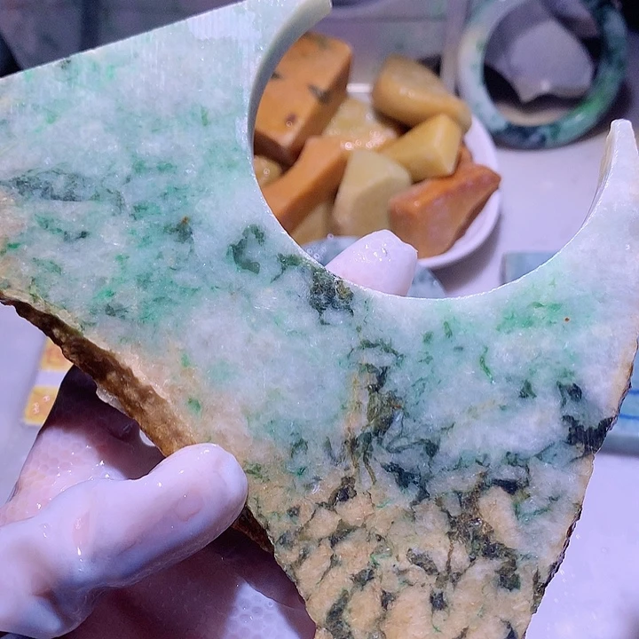 翡翠未镶嵌颈饰边角料