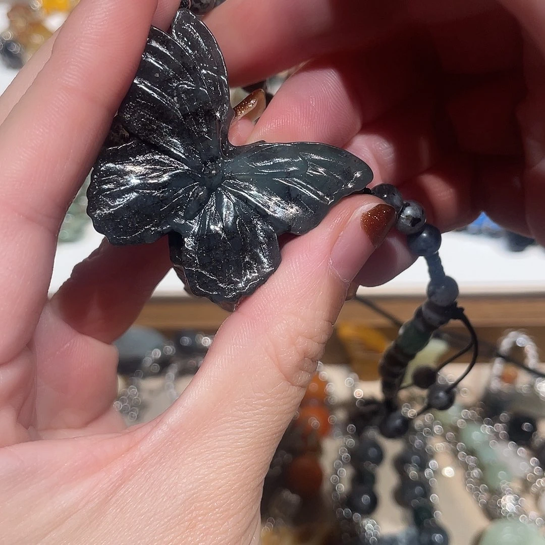 什***念蛇纹石玉合金颈饰