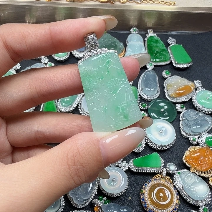 翡翠18K金镶嵌颈饰