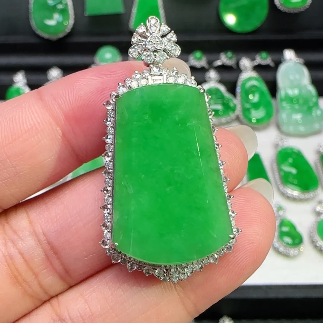 翡翠18K金镶嵌颈饰吊坠