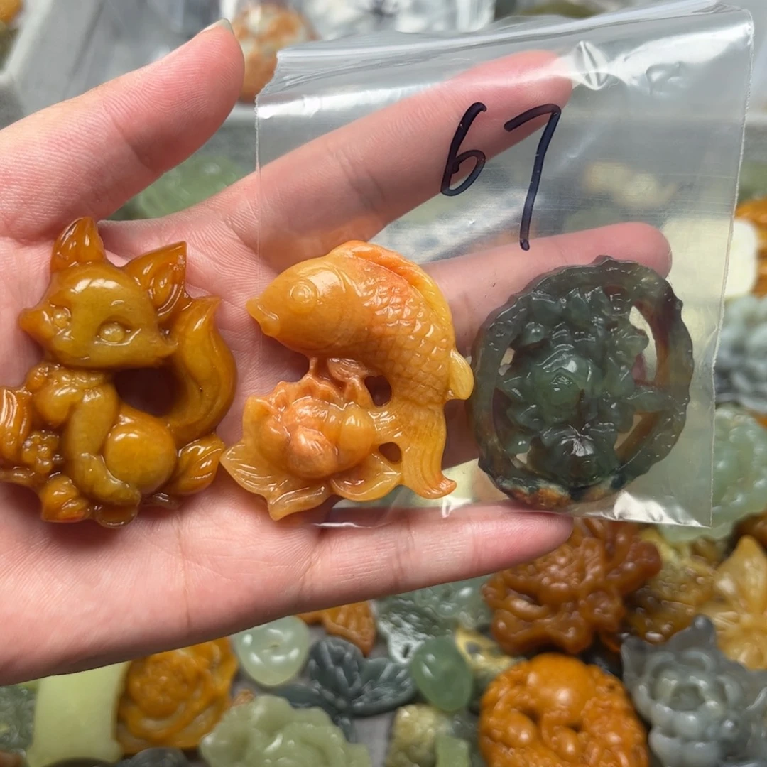 粟***粟蛇纹石玉未镶嵌颈饰