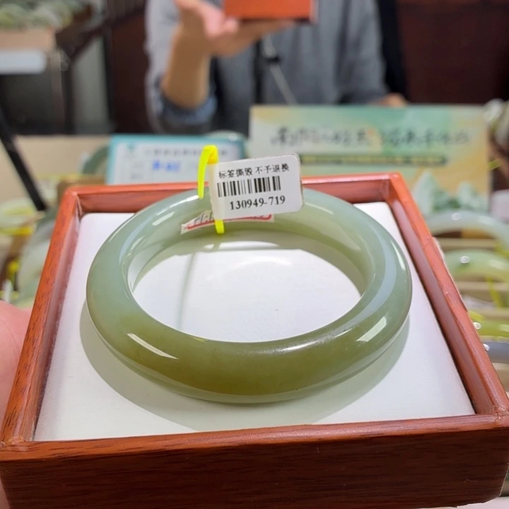 未镶嵌手镯和田玉56。 57