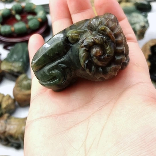 未镶嵌岫岩河磨玉（透闪石质玉）把件