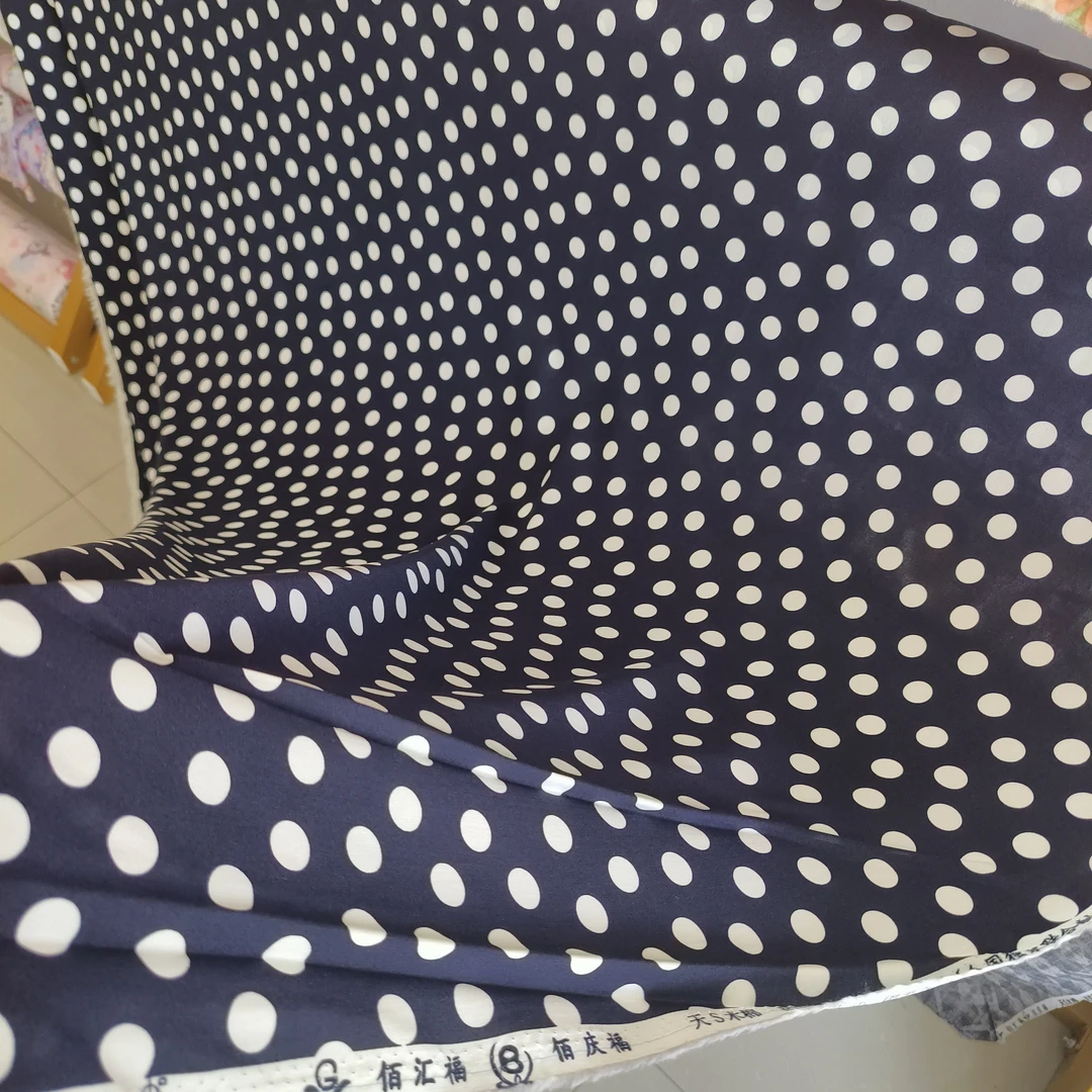 佰汇福棉绸布料绵绸卡通面料60支人造棉手工服装DIY夏季蓝黑玉点