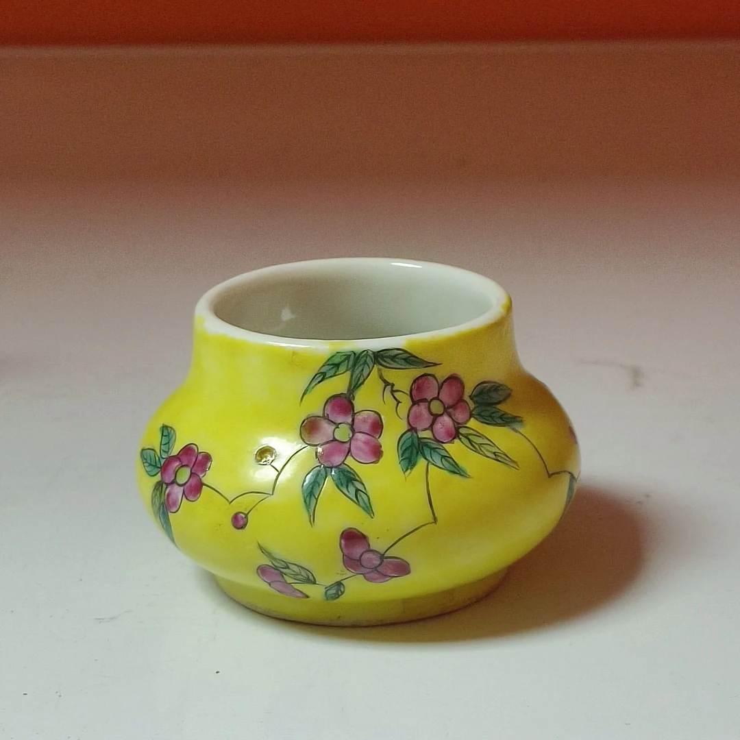 清晚期 黄地粉彩花蝶纹马蹄形水盂