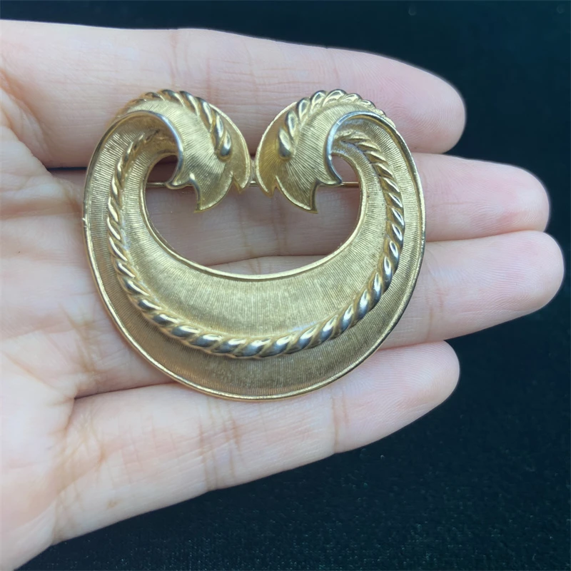 合金胸针 trifari皇冠金色龙鳞胸针1-1【2061227-007】