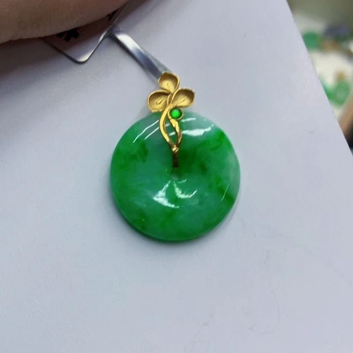 翡翠18K金镶嵌颈饰翡翠