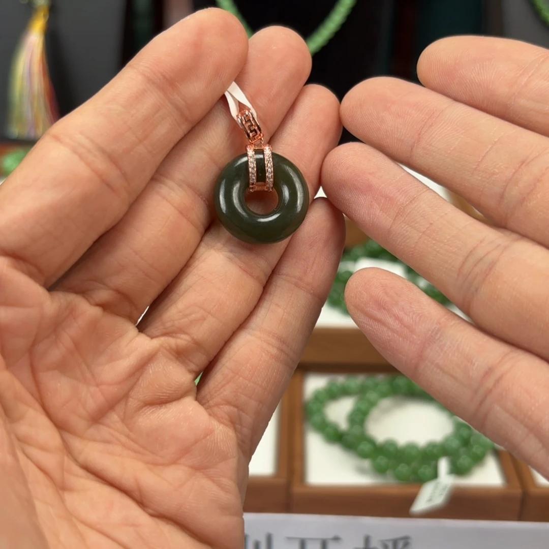 和田玉未镶嵌颈饰吊坠