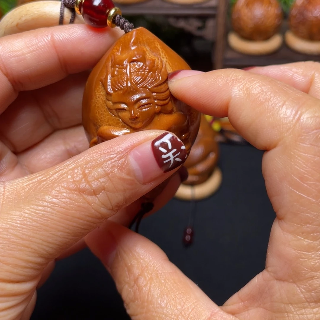 橄榄核吊坠美女蝴蝶