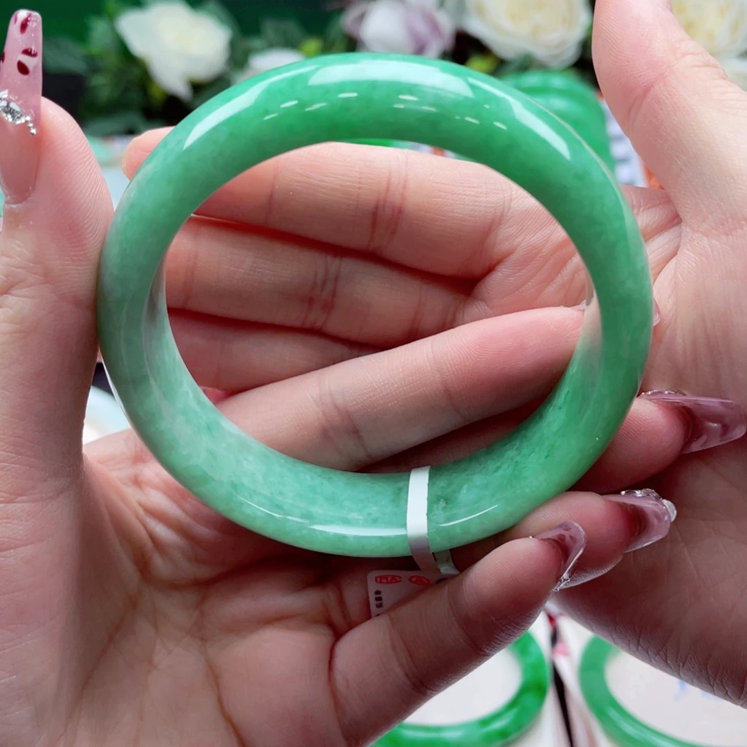 大***飞翡翠手镯未镶嵌翡翠