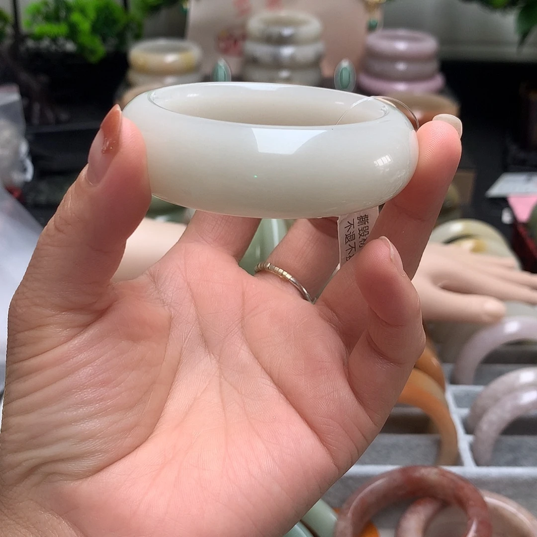 艳***艳未镶嵌玉石英质玉（佘太翠）