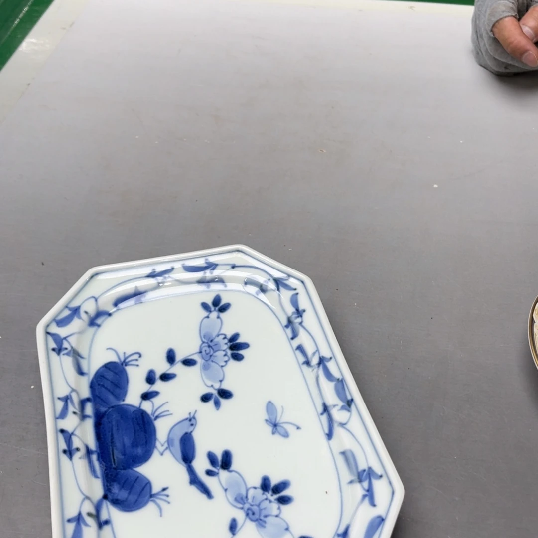 鱼***儿瓷片密密麻麻地铺满一