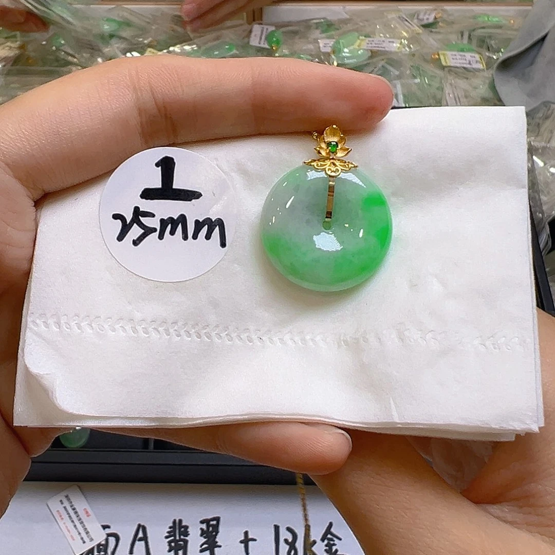 翡翠18K金镶嵌颈饰翡翠