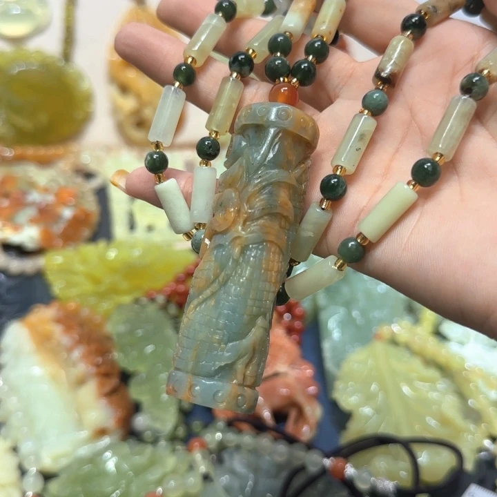 未镶嵌蛇纹石玉吊坠
