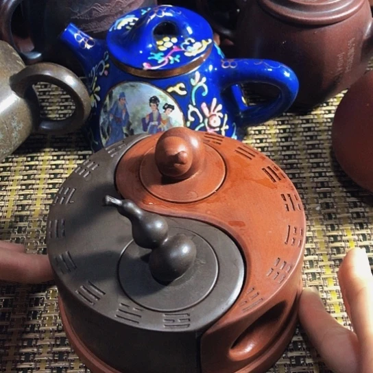 紫砂茶壶原矿泥料手工制作的紫砂壶。