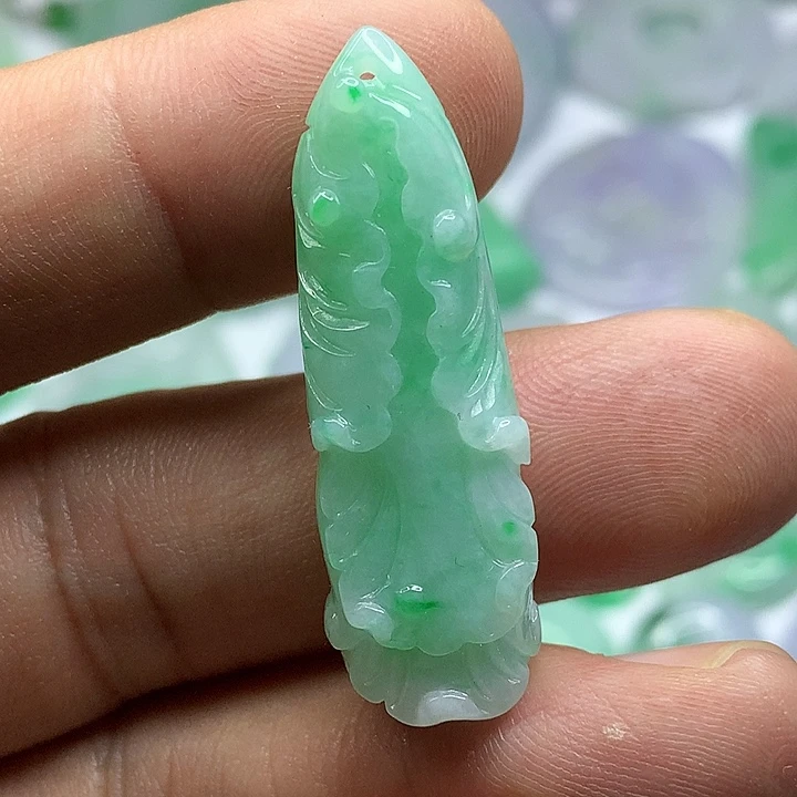 翡翠未镶嵌吊坠(赠链)
