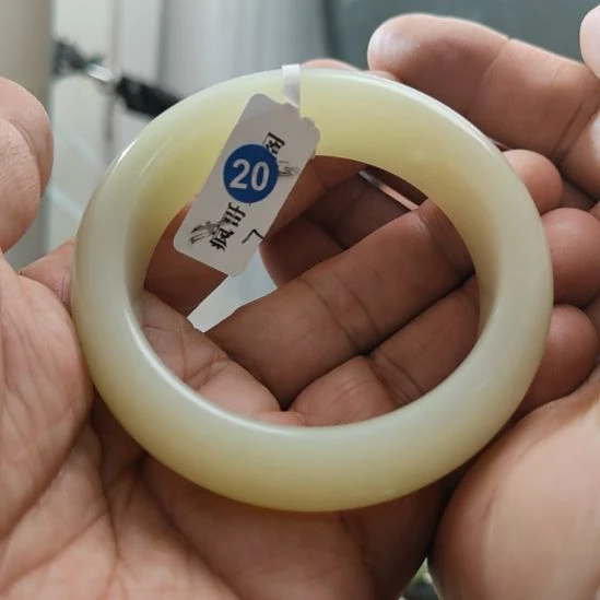 白***云和田玉未镶嵌手镯