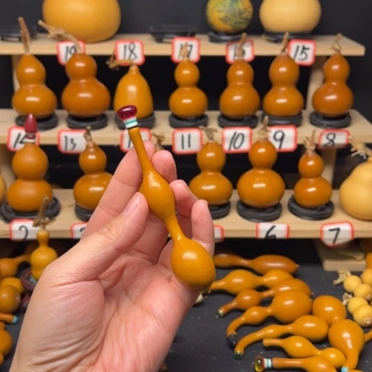 董*生天然小葫芦手把件