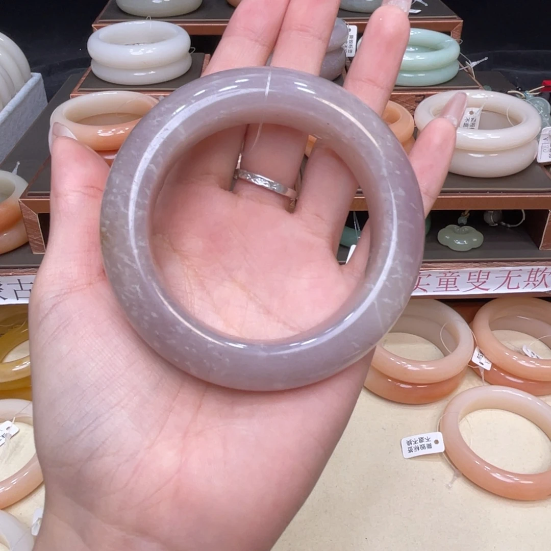 莯****未镶嵌手镯石英质玉