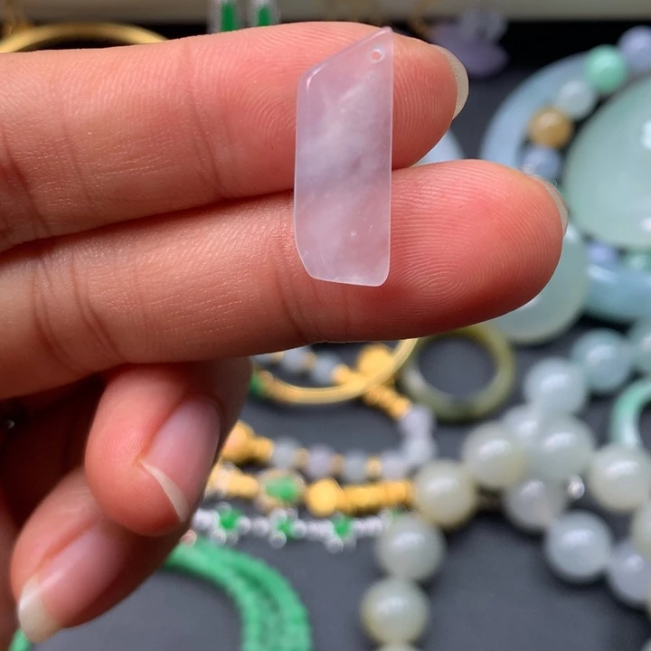 翡翠未镶嵌颈饰随形