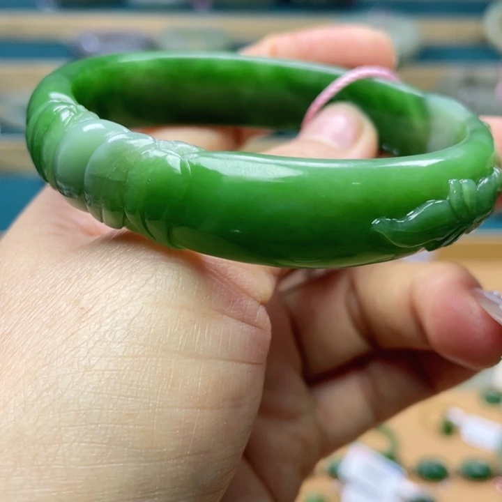 和田玉手镯60圈口。编号为88未镶嵌静**慈