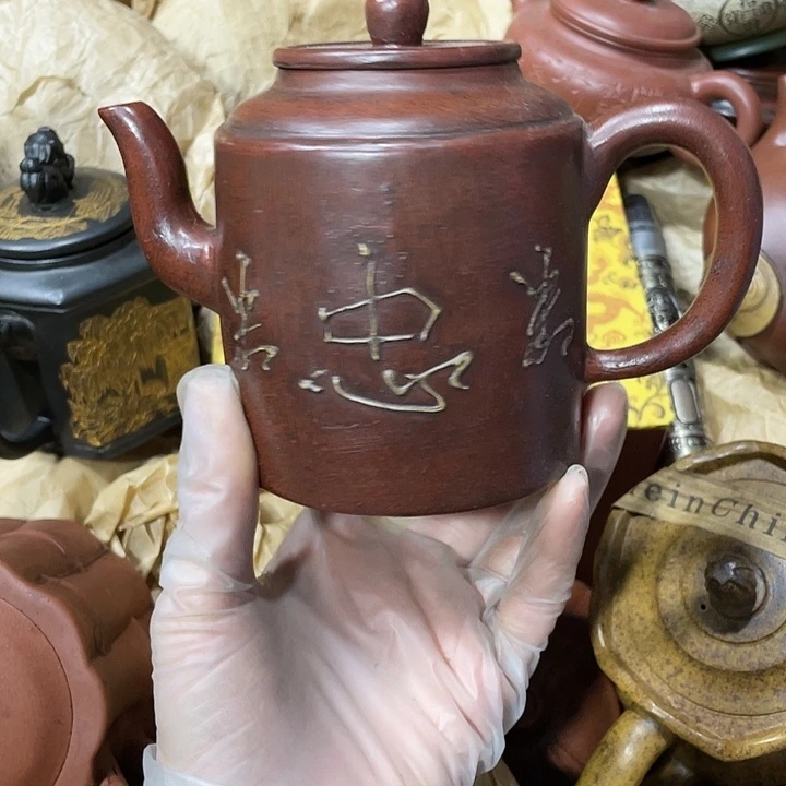 茶壶紫砂矿泥料手工制作的一把紫砂壶。