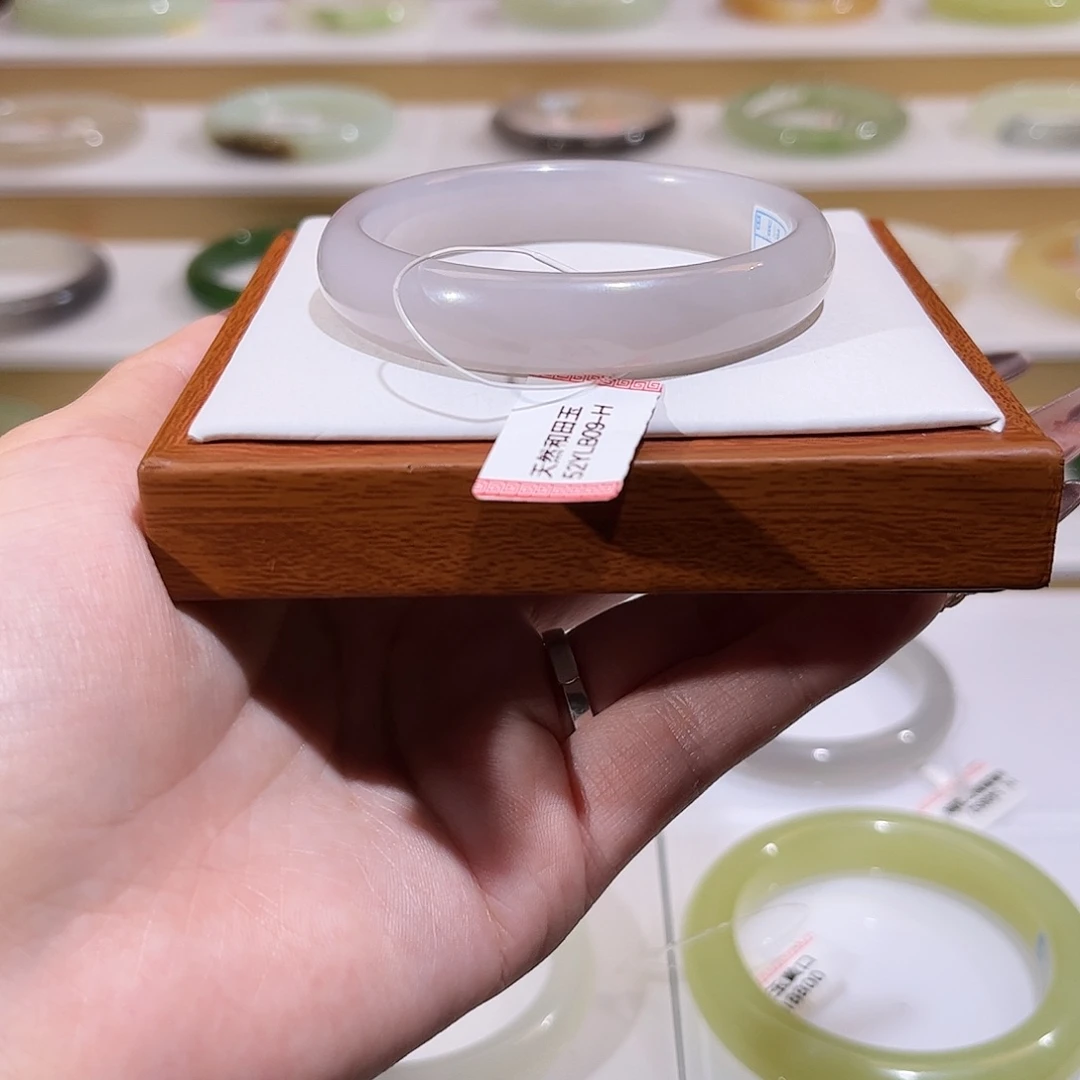 和田玉未镶嵌手镯浅紫